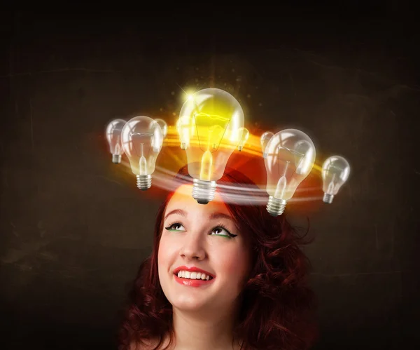 Vrouw met gloeilampen cirkelen rond haar hoofd — Stockfoto