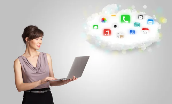 カラフルなアプリのアイコンやシンボルと雲を提示若い女性 — ストック写真