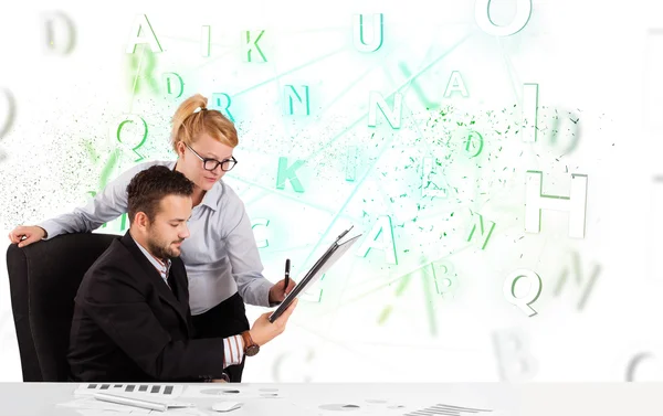 Les gens d'affaires au bureau avec nuage de mots verts — Photo