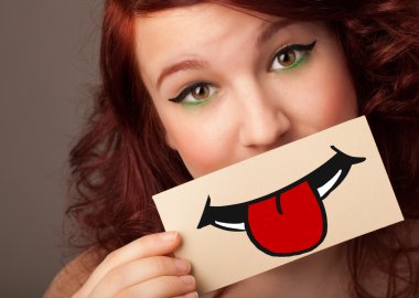 komik smiley ile kart tutan mutlu güzel kadın