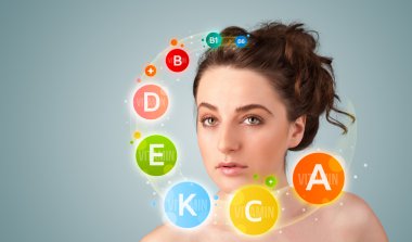 genç ve güzel kız ile renkli vitamin simgeler ve semboller