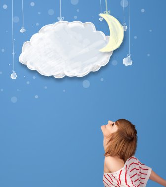 Genç kız aylı gece bulutlarına bakıyor. 