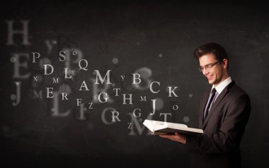 genç adam alfabesi harfleri ile kitap okuma