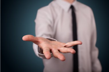 Yakışıklı iş adamı el kopyasıyla sunum yapıyor.