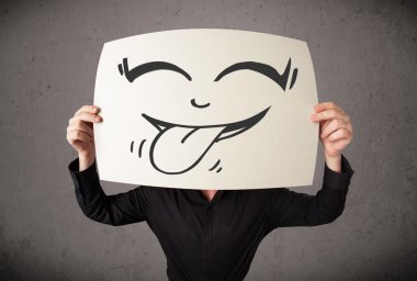 bir kağıt ile h önünde komik gülen yüz tutan işadamı