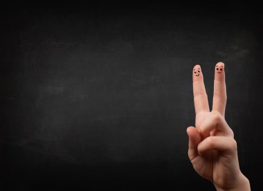 Mutlu gülen parmaklar boş kara tahtaya bakıyor