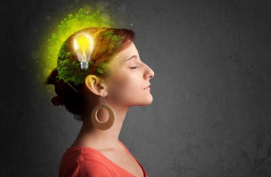 Yeşil Eko enerji ampul ile genç zihin düşünme