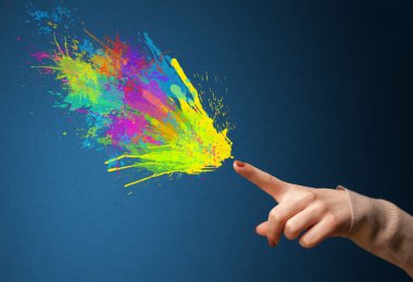 Silah şeklindeki ellerden renkli sıçramalar geliyor.