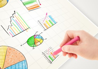 İşadamı kağıda renkli grafikler ve simgeler çiziyor