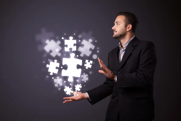 Puzzelstukjes in de hand van een zakenman — Stockfoto