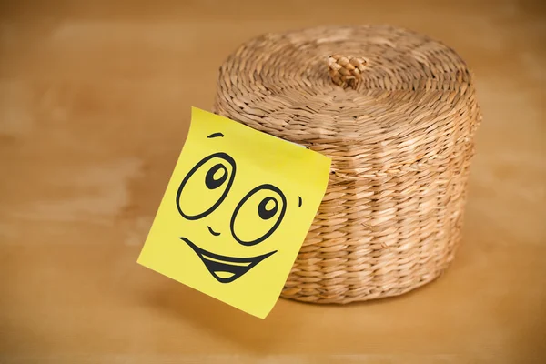 Post-it opmerking met smileygezicht gevezen op sieraden doos — Stockfoto