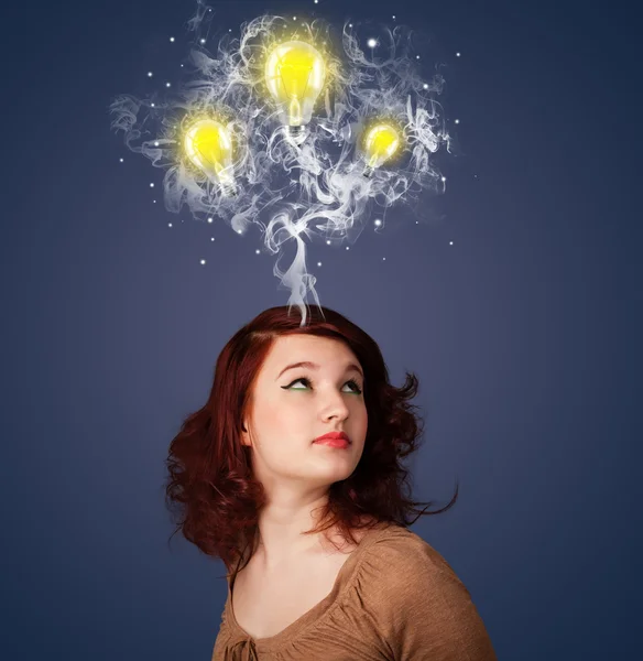 Doordachte vrouw met rook en lightbulbs boven haar hoofd — Stockfoto