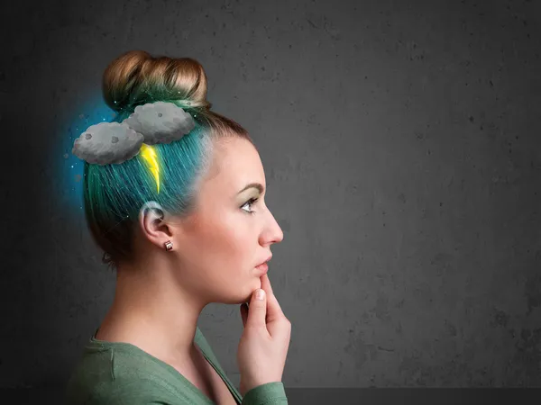 Chica joven con dolor de cabeza de tormenta relámpago — Stockfoto