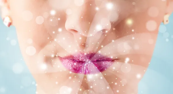 Mooie vrouw lippen blazen abstracte witte lichten — Stockfoto