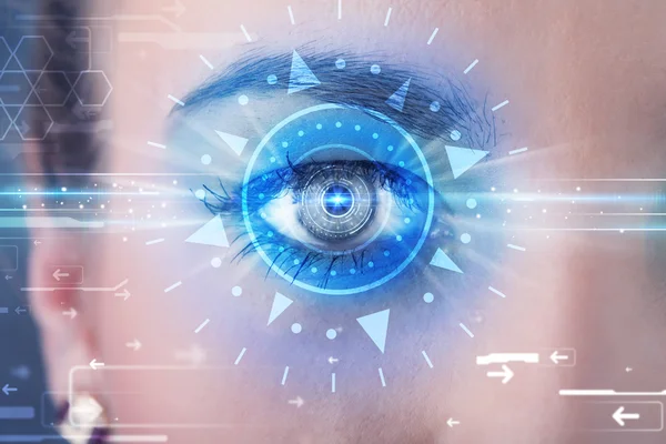 Cyber chica con ojo technolgy mirando en iris azul — Foto de Stock