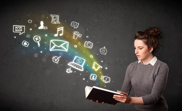 Mujer joven leyendo un libro con iconos multimedia saliendo de t — Foto de Stock