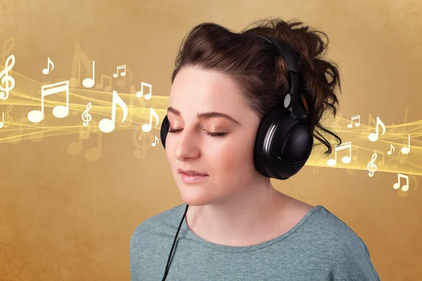 Jonge vrouw met koptelefoon luisteren naar muziek — Stockfoto