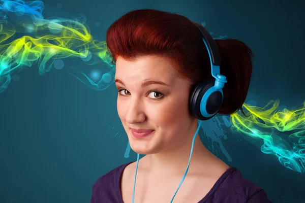 Young woman listening to music with headphones — Stock Photo, Image