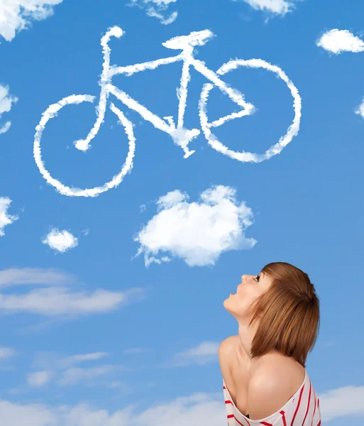 Meisje kijkend naar fiets wolken op blauwe hemel — Stockfoto