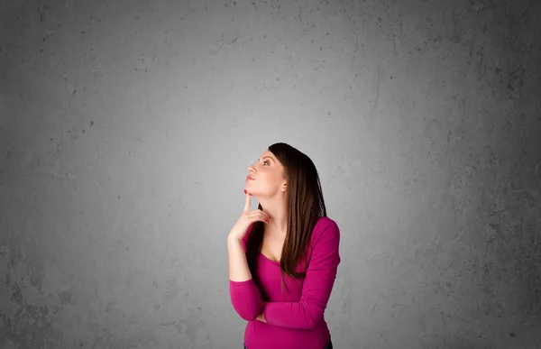 Junge Frau gestikuliert mit Kopierraum — Stockfoto