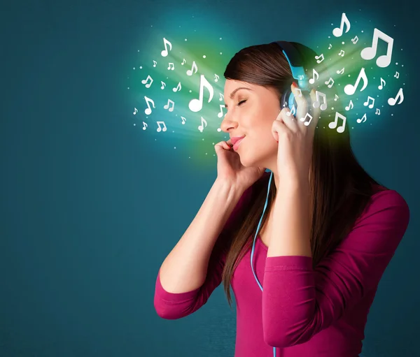 Young woman with headphones listening to music — Stock Photo, Image