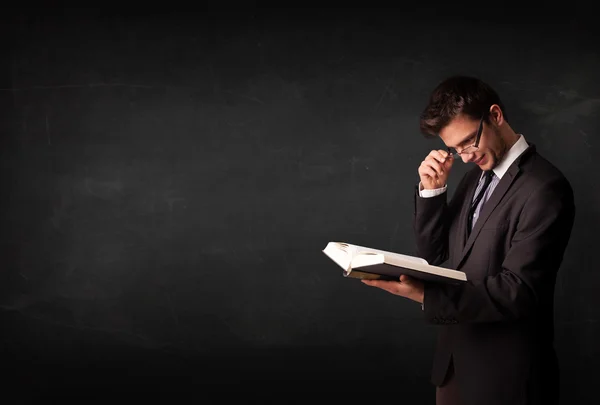 Young man reading a book — Stock Photo, Image