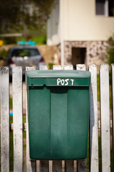 Закладывает почтовый ящик на улице — стоковое фото
