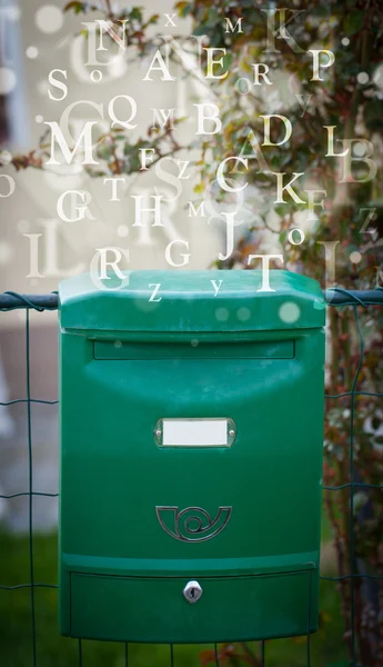Briefkasten mit Briefen kommt heraus — Stockfoto