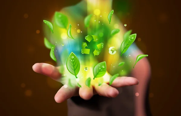 Νεαρή γυναίκα που παρουσιάζει οικολογικό πράσινο φύλλο ανακυκλώνει την έννοια της ενέργειας — Φωτογραφία Αρχείου