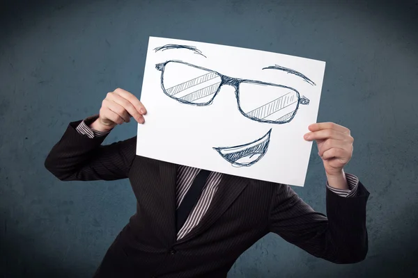 Επιχειρηματίας που κατέχουν ένα έγγραφο με το χαμογελαστό πρόσωπο μπροστά του hea — Φωτογραφία Αρχείου
