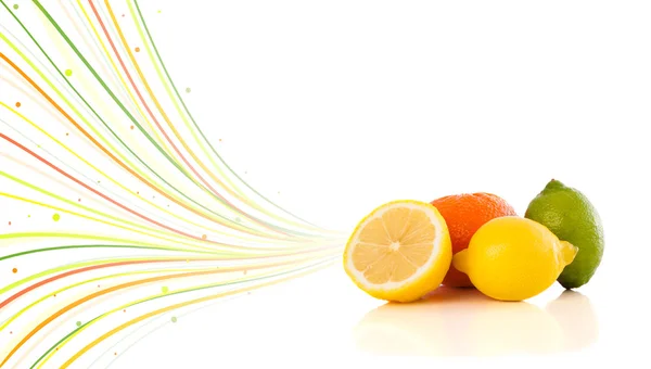 Frutas tropicales saludables con líneas abstractas coloridas —  Fotos de Stock