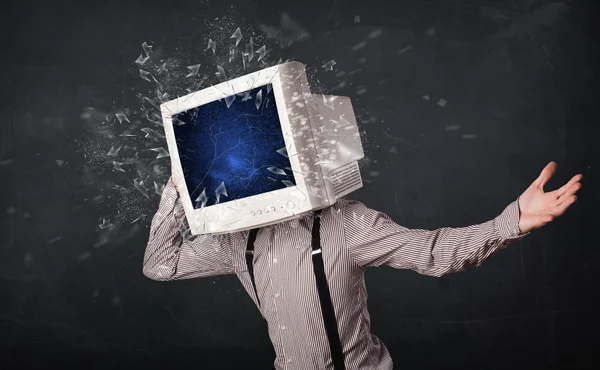 Компьютерный монитор взрывается на голове молодых людей — стоковое фото
