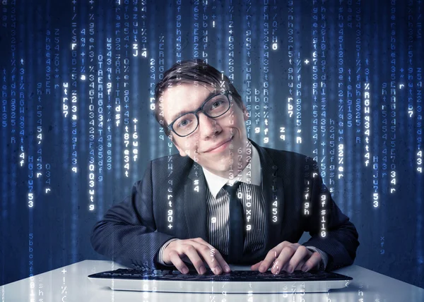 Hacker decoderen van informatie uit futuristische netwerktechnologie — Stockfoto