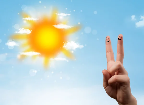 Iloinen sormi hymiöitä kirkas aurinko ja pilvet kuva — kuvapankkivalokuva