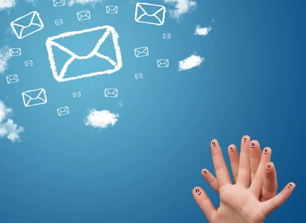 Glückliche Smiley-Finger beim Anblick von Mail-Icons aus Wolken — Stockfoto