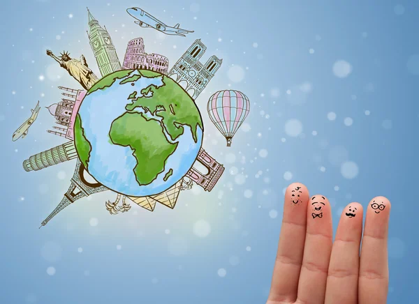 Fröhliche Finger-Smileys mit berühmten Wahrzeichen der Welt — Stockfoto