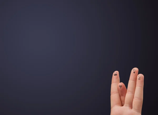 Glückliche Smiley-Finger beim Blick auf die leere Wand — Stockfoto