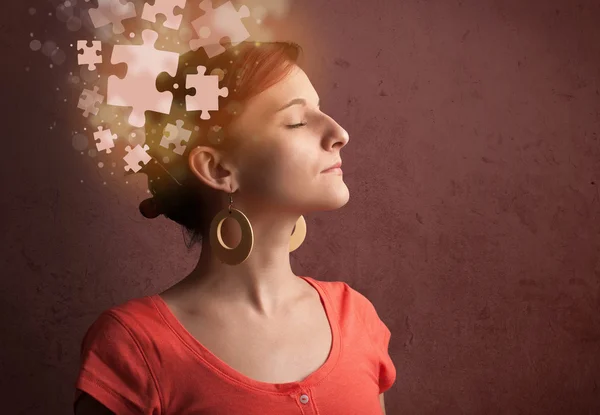 Giovane che pensa con mente puzzle incandescente — Foto Stock