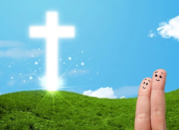 Gelukkige vinger glimlacht met christelijke religie kruis — Stockfoto