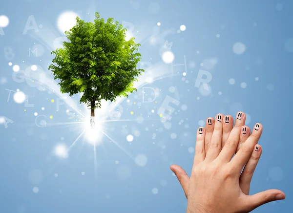 Happy vinger glimlacht met groene magische gloeiende boom — Stockfoto