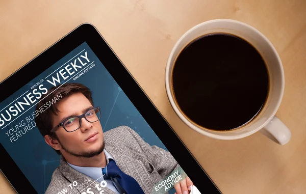 Tablet PC que muestra la revista en pantalla con una taza de café en una d —  Fotos de Stock