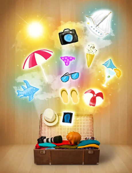 Bolsa turística con coloridos iconos y símbolos de verano —  Fotos de Stock