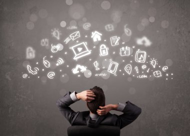 İş adamı modern simgelere ve sembollere bakıyor