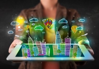 Elle çizilmiş şehir manzaralı tablet gösteren genç kişi