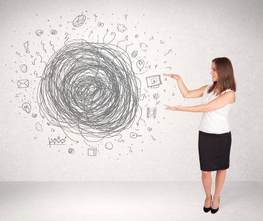 Medya karalamalarıyla genç iş kadını 