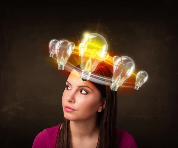 Kvinna med glödlampor cirklar runt huvudet — Stockfoto