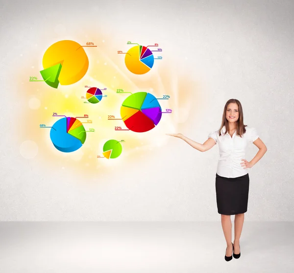 Mujer de negocios con gráficos y gráficos de colores — Foto de Stock