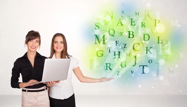 Zakelijke vrouwen met gloeiende letter concept — Stockfoto