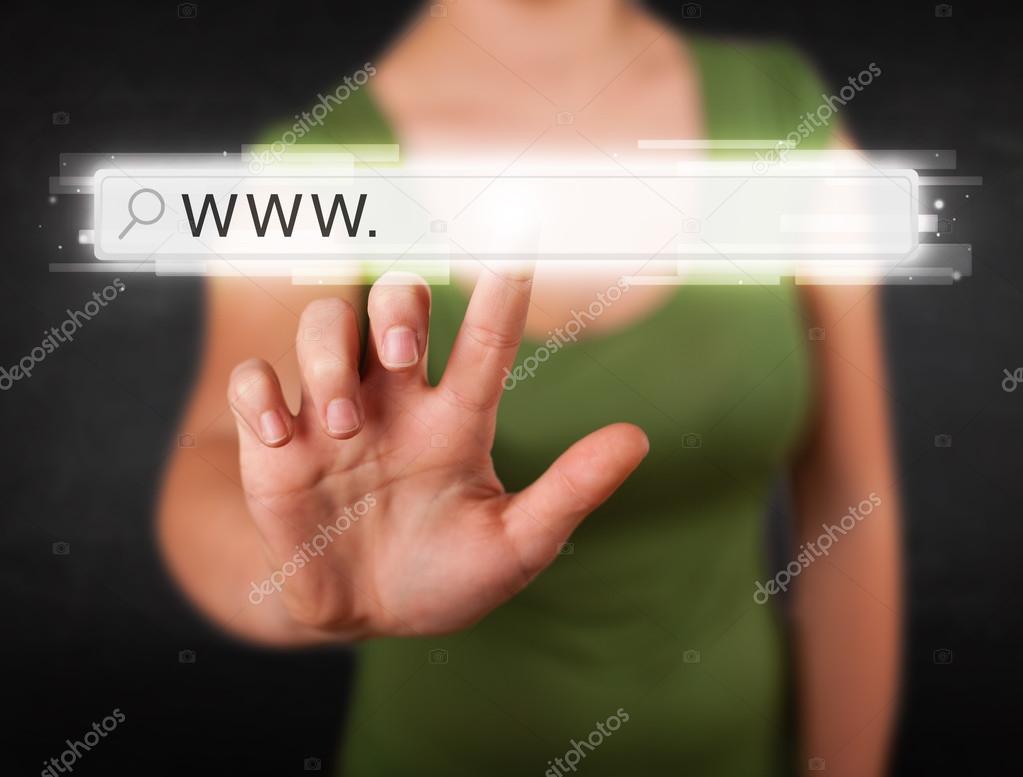 Herunterladen - Junge Frau berührt Web-Browser-Adressleiste mit www sig — Stockbild Junge Geschäftsfrau berührt Web-Browser-Adressleiste mit www si — Stockfoto