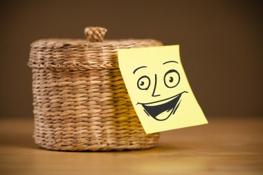 Yapışkan Not gülen yüz yapışabilir bir mücevher kutusu ile